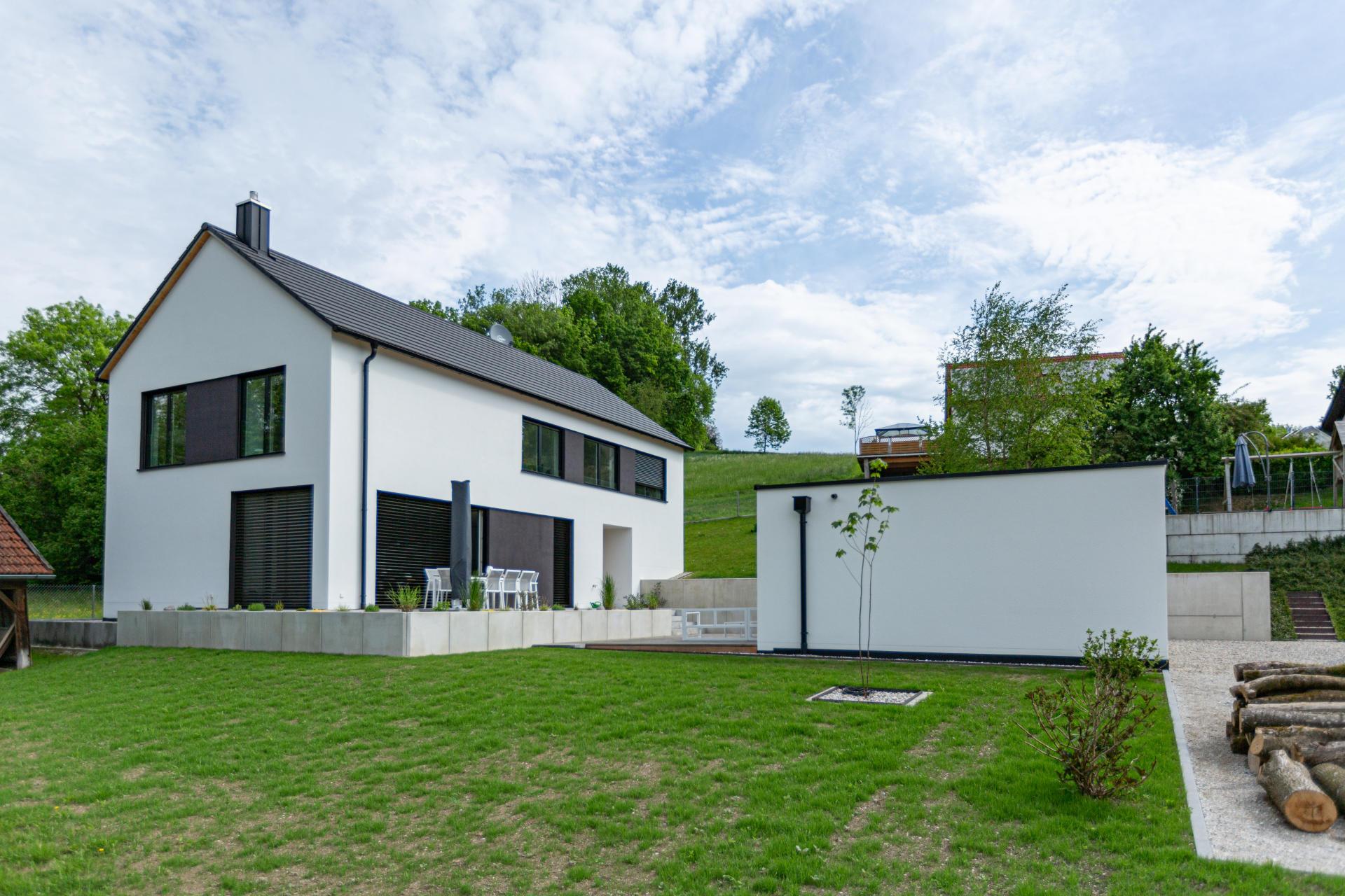 Modernes weißes Haus Gartenansicht